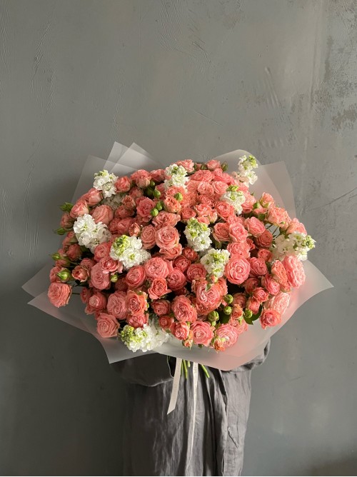 Букет розовых роз и белой маттиолы