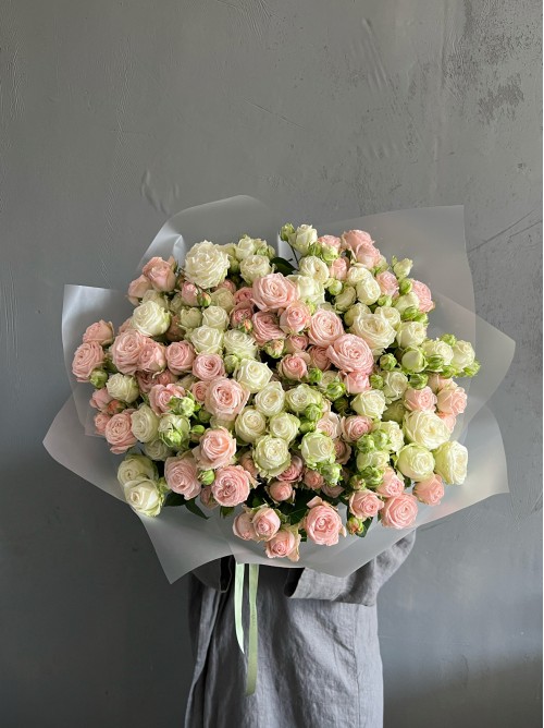 Букет белых и розовых кустовых роз