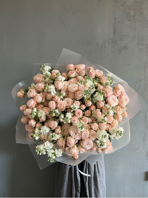 Букет нежных пионовидных роз с маттиолой