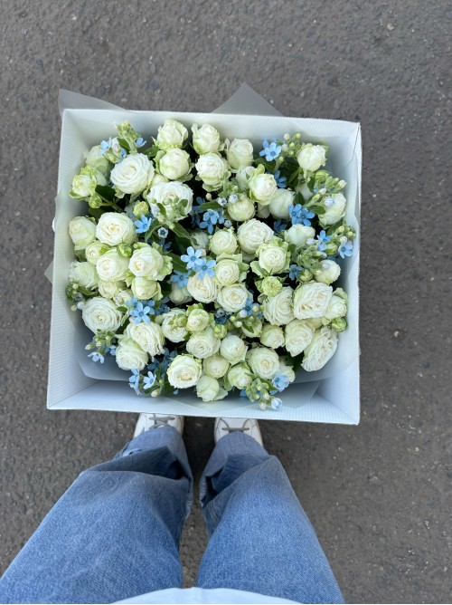 Белые пионовидные розы с незабудками