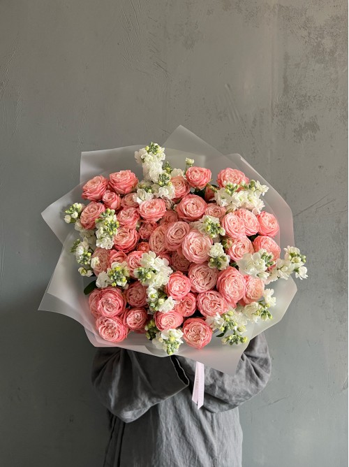 Букет из кустовых пионовидных роз и белой маттиолы