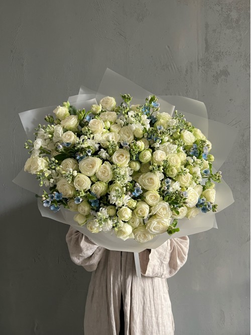 Букет белых пионовидных роз с ароматной маттиолой