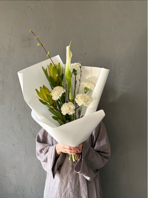 Сборный бело-зеленый букет berezhno