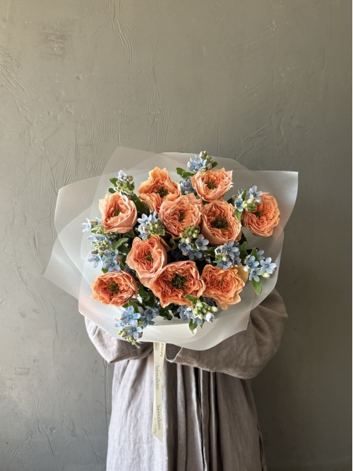 Букет персиковых роз и голубых незабудок