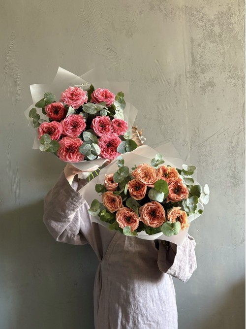 Пионовидные розы с эвкалиптом (цвет на выбор)