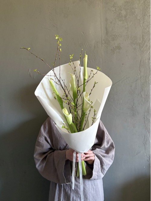 Букет белой каллы с ветками