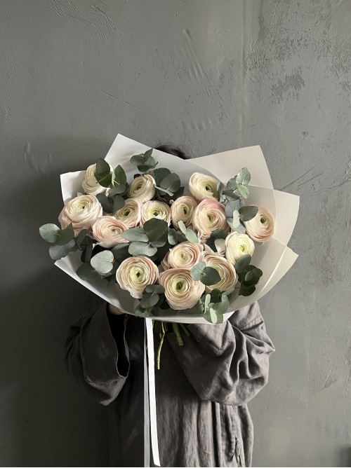 Нежные ранункулюсы с эвкалиптом