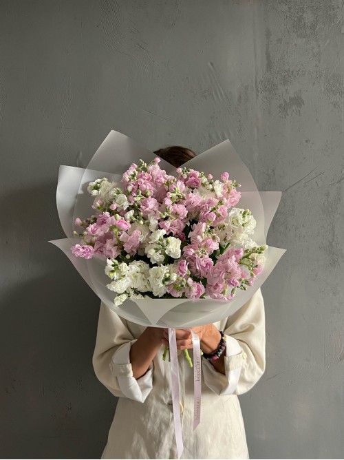 Бело-розовый букет нежной маттиолы