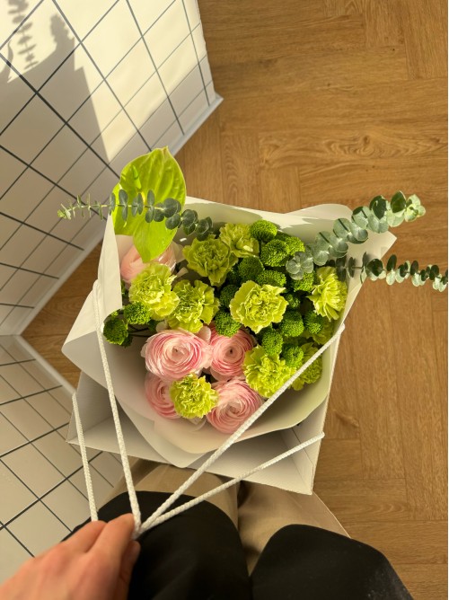 Сборный букет из ранункулюсов, антуриума, диантусов