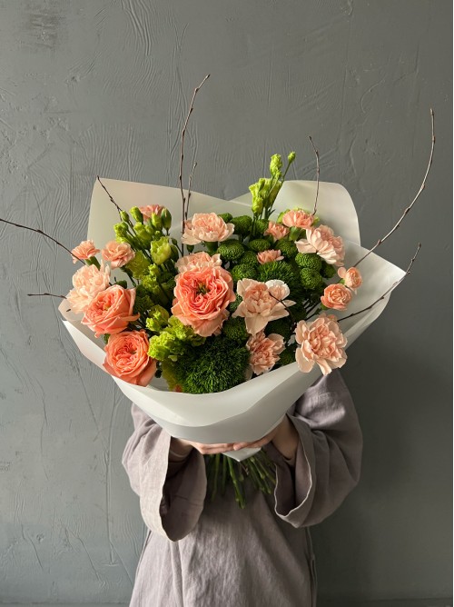 Стильный сборный букет с пионовидными розами