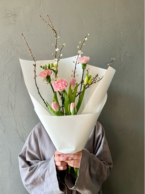 Букет-комплимент с цветущими ветками