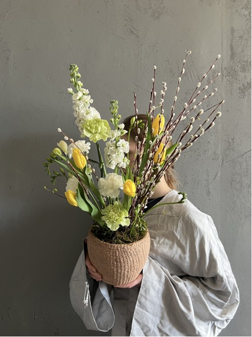 Весенняя композиция в кашпо