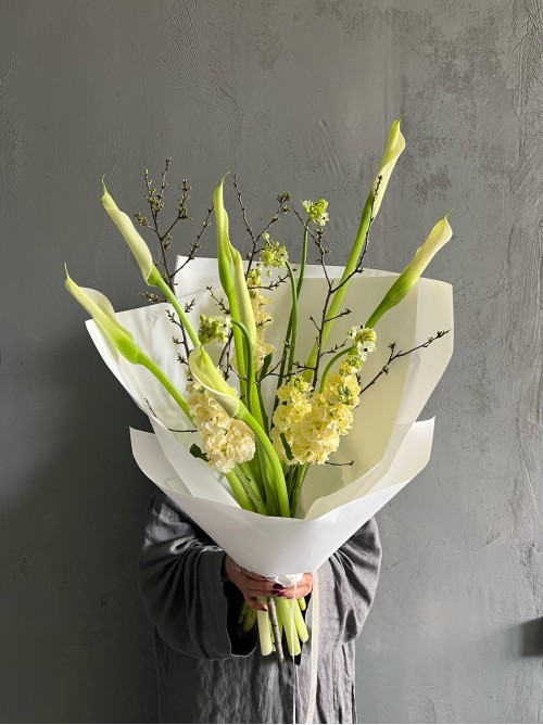 Букет лимонной маттиолы и белой каллы