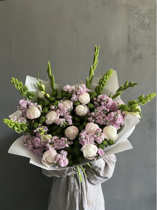 Фирменный букет с пионами и маттиолой