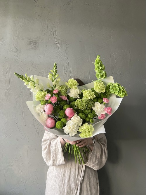 Фирменный букет бережно с розовыми пионами