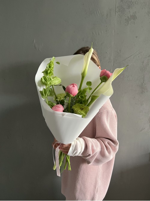 Сборный букет с пионами и каллами