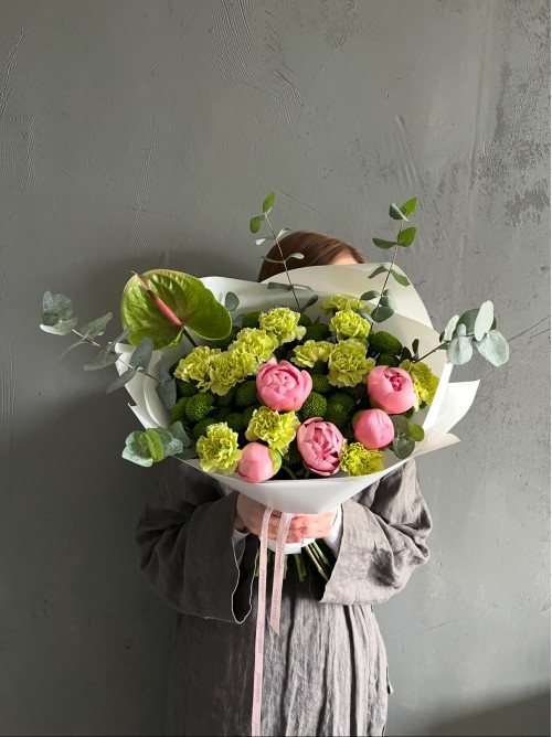 Сборный букет бережно с розовыми пионами