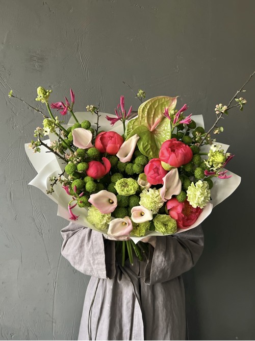 Большой сборный букет с каллами и пионами