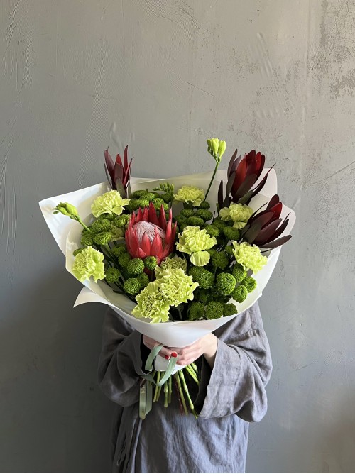 Зеленый букет с протеей