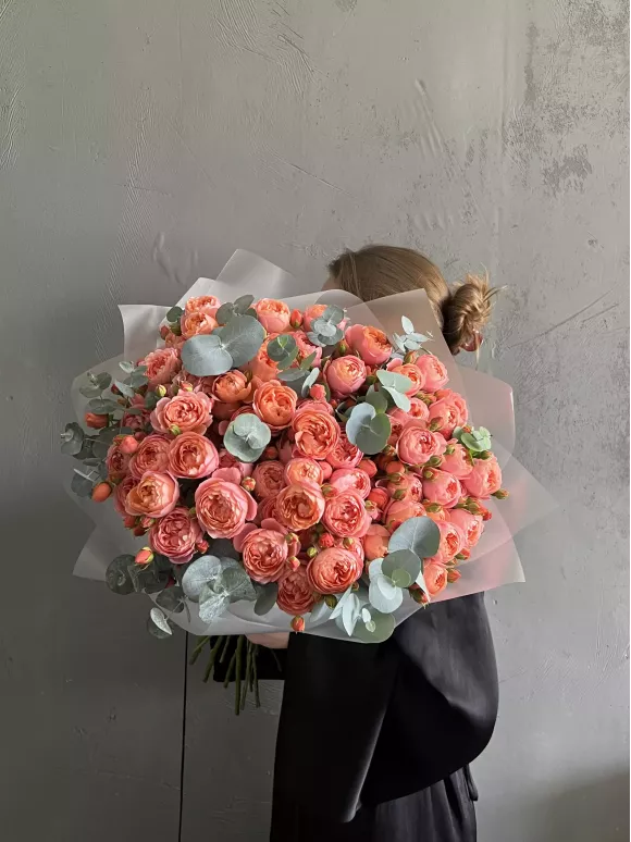 Букет из персиковых кустовых роз