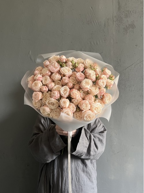 Нежный букет кустовых роз