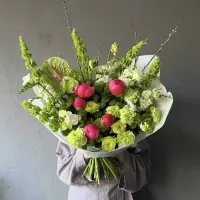 Сборный букет с коралловыми пионами