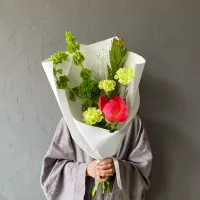 Букет-комплимент с коралловым пионом