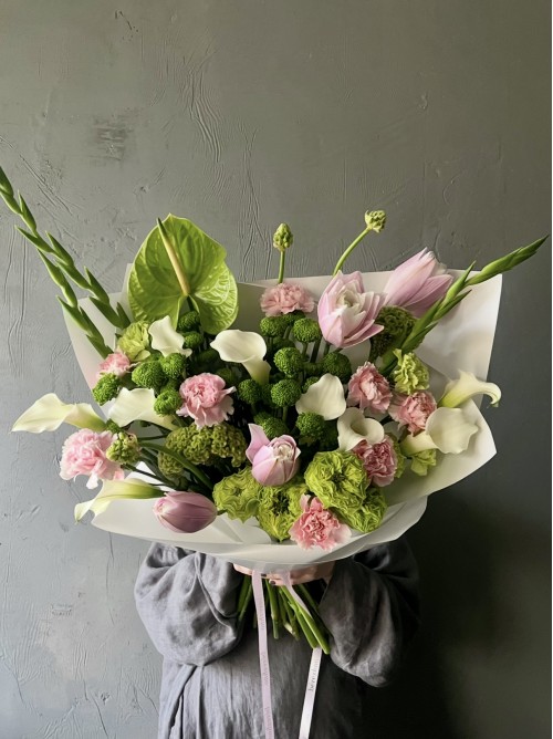 Сборный зеленый букет с пионовидной лилией