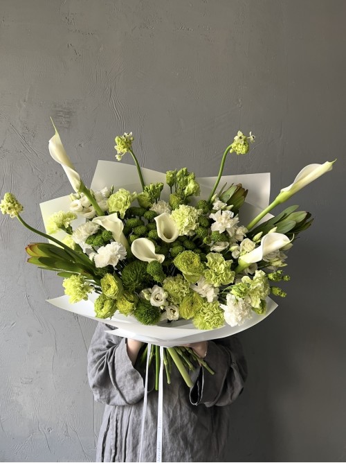 Сборный большой букет в бело-зеленых тонах