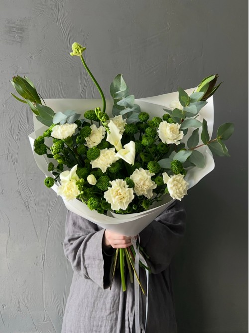 Фирменный букет бережно с белыми диантусами