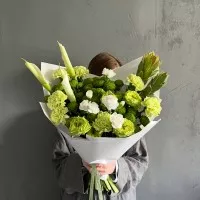 Зеленый букет «berezhno» с каллой и диантусами