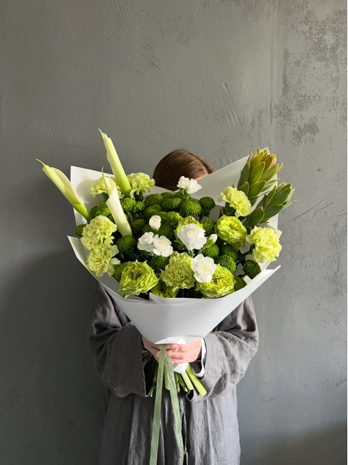 Зеленый букет «berezhno» с каллой и диантусами