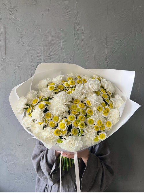 Букет белых диантусов и солнечных хризантем