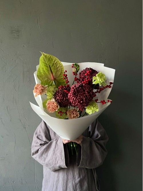 Сборный букет с бордовой хризантемой