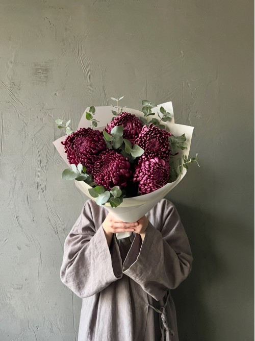 Букет из 5 хризантем с эвкалиптом