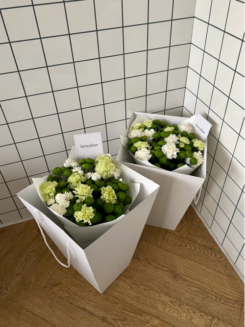 Сборный букет с хризантемой и диантусами