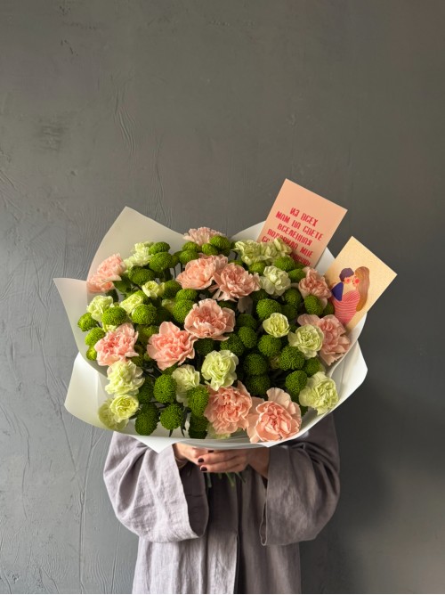 Букет зеленых хризантем и персиковых диантусов