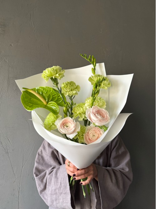 Фирменный букет бережно с ранункулюсами