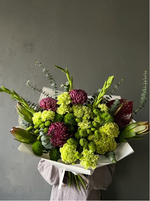 Сборный букет бережно с винными оттенками