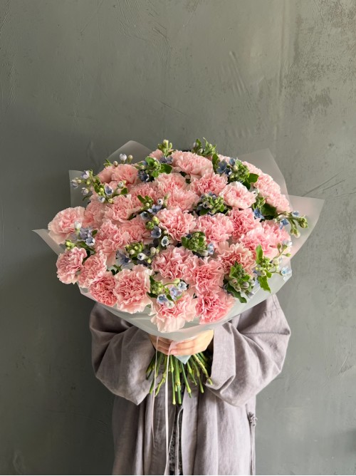 Нежный букет диантусов с незабудками