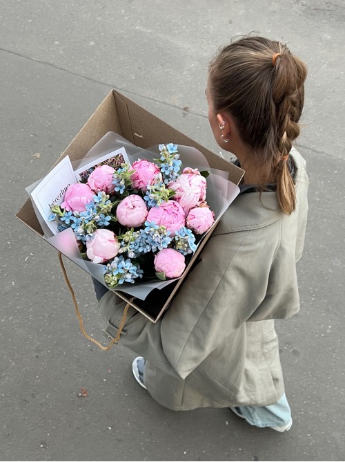 Букет пионов с незабудками