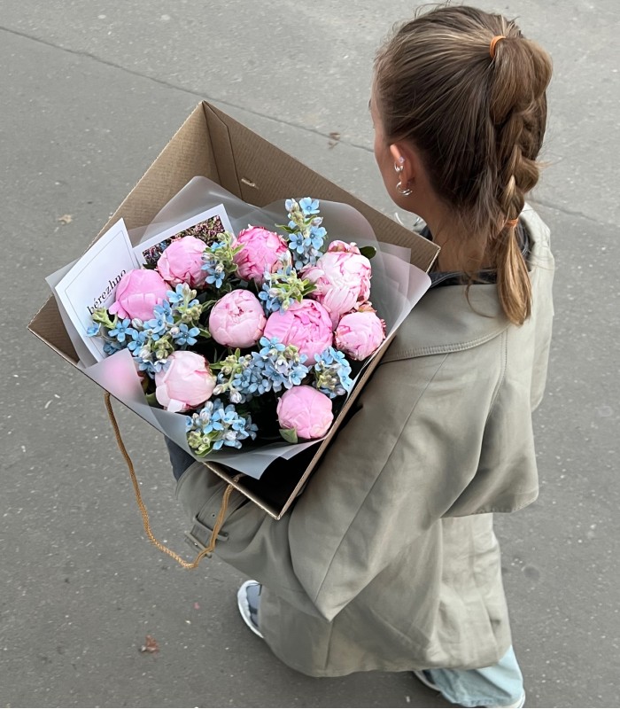Букет пионов с незабудками