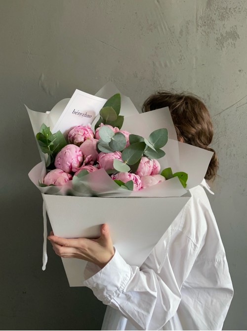 Букет розовых пионов с эвкалиптом