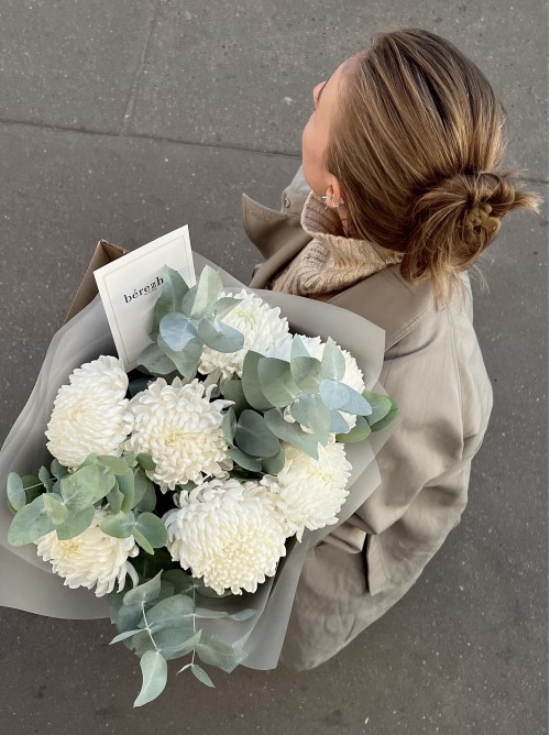 Белые хризантемы в букете «OBLAKA»