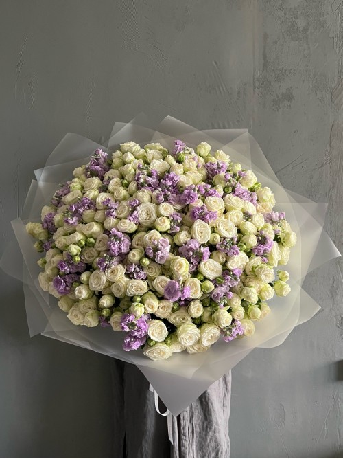 Огромный букет белых пионовидных роз