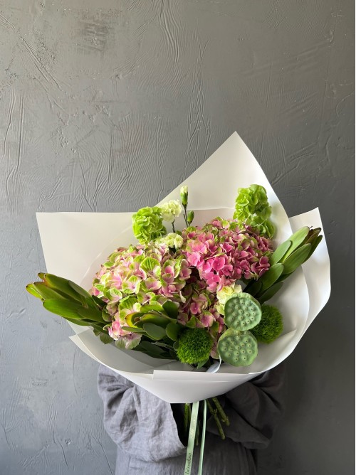 Зеленый сборный букет с гортензией и лотосом