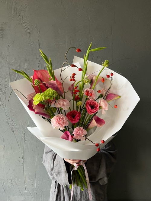 Сочный букет цветов с ветками шиповника, каллами и пионовидными розами