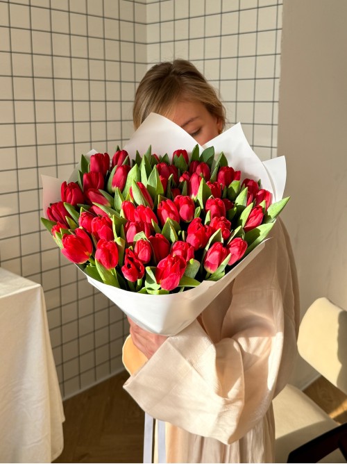 Букет из 49 красных тюльпанов