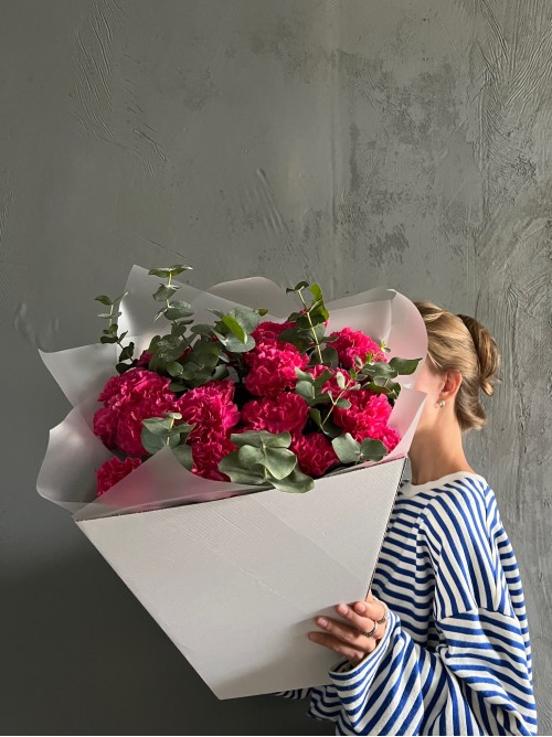 Букет из малиновых гвоздик с эвкалиптом