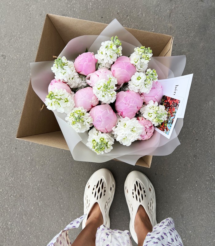Розовые пионы с ароматной маттиолой «LOVE»